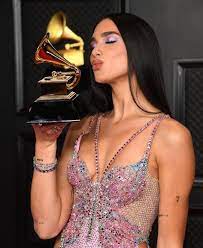 The pop star goes ginger for the house's fw21 campaign. Dua Lipa Brings A Versace Sparkly Butterfly Dress To Grammys Naija Fashion Kings And Queen