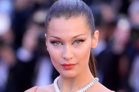 A primit titlul de cea mai frumoasa fata din lume si a venit momentul sa faca pasi importanti in cariera ei de model. Modelul Bella Hadid Este Cea Mai FrumoasÄƒ Femeie Din Lume