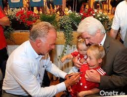 Er spielte auf der position центральный нап. Rummenigge Halt Wort Onetz