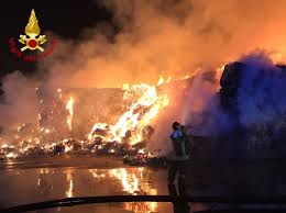 Check spelling or type a new query. Maxi Incendio In Una Fabbrica Che Tratta Rifiuti Le Foto Prima Chivasso