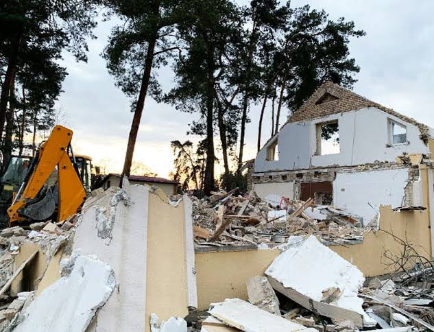 The Safest Takedown: Choosing a Licensed and Bonded House Demolition Service in Corona, CA