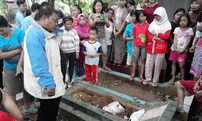 Oleh karena itu, anda hanya butuh rehat dan merenungkan apa ini berhubungan antara impian anda dengan kejadian sebelum tidur. Temuan Kain Kafan Di Atas Kuburan Hebohkan Warga Cipinang Muara