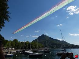 Lecco: il sorvolo leggiadro delle Frecce Tricolori, tra meraviglia e... delusione