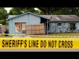 Florida registra cada año el mayor número de socavones en todo el país acorde con la cantidad de agua que inunda el pavimento. Abandonan La Busqueda Del Hombre Desaparecido Al Abrirse Un Enorme Socavon En Su Dormitorio Youtube