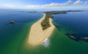 Houat Et Hoedic Houat Le Charme D Une Immense Plage De Sable Fin Son Village De Maisons Colorees Et Son Petit Port Belle Ile En Mer Ile De Bretagne Bretagne