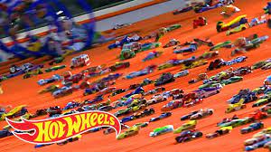 Racing nascar 6 wide down the hotwheels super 6 lane raceway. How We Sent 500 Cars Down A Giant Ramp Hot Wheels Unlimited Hot Wheels Youtube