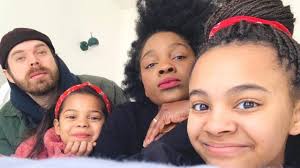 Du court au long en passant par le carré, il y en a pour tous les goûts. Pourquoi J Appelle Ou Refuse D Appeler Mes Enfants Metis Deux Meres Racontent Bbc News Afrique