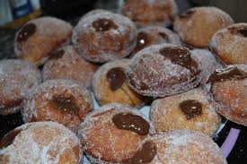Versare nella ciotola dell'impastatrice tutta l'acqua, il lievito di birra, 5 g di zucchero, la farina e iniziate ad impastare. Nutella Classifica Definitiva Con 15 Piatti E 15 Locali