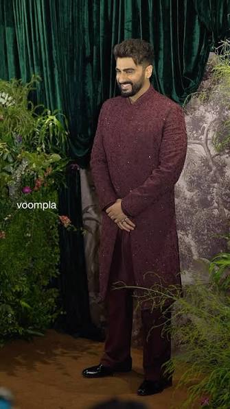 arjun kapoor poses for the cams at sissy anshula kapoor’s wedding reception  📸