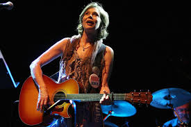 Nanci caroline griffith is an american singer, guitarist, and songwriter, reared in austin, texas, who currently lives in nashville, tennessee. U2 Sombras E Arvores Altas Blog Alem De Adam Clayton E Larry Mullen Disco De Nanci Griffith Poderia Ter Tido A Participacao De Mais Um Integrante Do U2