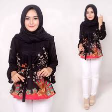 Bagian batik diletakkan pada bagian rok dan untuk atasannya digunakan baju hitam polos. 40 Model Baju Batik Wanita Cantik Terbaru 2020 Muda Co Id