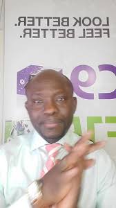 ENFANT DU BÉNIN DEBOUT