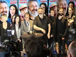 Bu kadar az ilgi haksızlık olmuş. Yasamak Guzel Sey Hem Gulduren Hem Aglatan Filme Neseli Gala