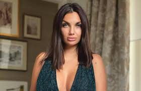 Nell'album è contenuta anche pistolero, apripista dei brani latineggianti contenuti nel disco che il 9 luglio uscirà fisicamente negli store in formato cd. Pistolero Il Nuovo Singolo Di Elettra Lamborghini Blogsicilia Ultime Notizie Dalla Sicilia