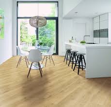 diagonale vloer moderne keuken witte keuken moderne eethoek laminaat vloer laminaat mooie vloer keukenvloer witte muren woonkamer donkere houten keukens