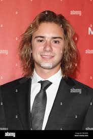 Los Angeles, CA, USA. 10 Dez, 2018. Adelfa Marr, Manny Montana in der  Ankunftshalle für das MAULTIER Premiere, Regency Dorf Theater