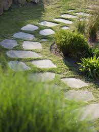 Une Allee De Pas Japonais Permet De Deambuler Dans Le Jardin Entre Massifs Et Astucejardinage Fleurjardin Ideesjar Garden Garden Walkway Garden Paving