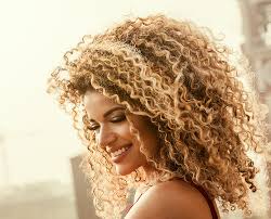 Come ti ho già detto, uno dei 2 metodi per fare i capelli ricci non prevede l'utilizzo della piastra. Sostegno Ai Capelli Ricci Italiano Parrucchieri