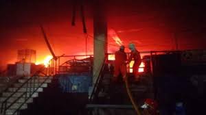 Kebakaran adalah peristiwa saat panas, oksigen, bahan mudah terbakar, reaksi kimia berantai terus berkobar, membesar, dan meluas. Dua Pasar Di Jakarta Hangus Terbakar Dalam Sepekan Terakhir Tribunnews Com Mobile