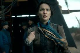Сюжет фэнтези сериала «тень и кость» основан на одноименном бестселлере и переносит зрителя в мир, где царит магия и живут сверхъестественные существа. Netflix Pokazal Pervye Kadry Serial Teni I Kosti Fentezi Vdohnovleno Kulturoj Rossii Buro