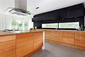Las cocinas de madera modernas son consideradas las adecuadas para otorgar a un espacio de elegancia, calidez y comodidad. Cocina Moderna Con Muebles De Madera Imagenes Y Fotos