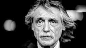 Johan derksen wordt bedreigd en heeft daarom particuliere beveiliging tot zijn beschikking. Fnfjf7 Q9lh9nm