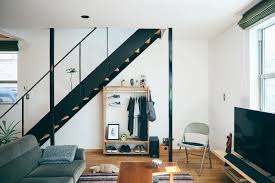 巨大観葉植物で ご近所付き合い インテリアのプロが本気でリノベした アメリカムードな一軒家 みんなの部屋 立川 roomie ルーミー 2021 インテリア インテリアアイデア インテリア デザイナー