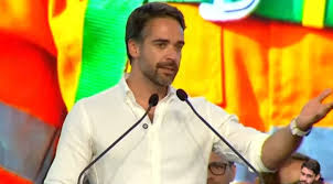 Vaiado em evento com Lula, Eduardo Leite reage: “Este é o amor que venceu o medo?”