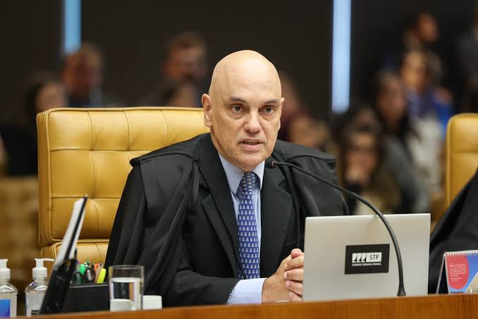 Ministro Alexandre de Moraes em imagem oficial, réu em ação nos EUA movida por Rumble e Trump Media por censura