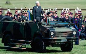 Il presidente mattarella in questo video saluta i volontari che guideranno i cittadini nella visita della casa degli italiani. Convocato Il Consiglio Supremo Di Difesa Al Palazzo Del Quirinale