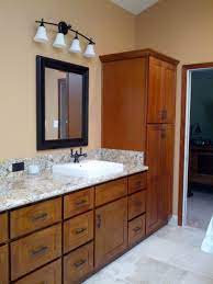 If you're not ready for a full remodel or if painting your cabinets isn't an option, then you'll love my ideas for working with what you have to create a modern kitchen with oak cabinets. Oak Shaker Cabinets Houzz