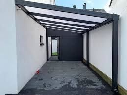 Padukan carport dengan aksen kayu dan warna hitam. 10 Inspirasi Desain Carport Modern Terkeren Mana Favoritmu