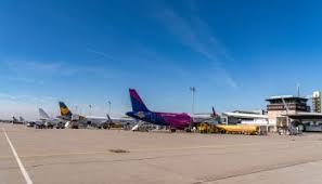 It begins immediately behind the door, extending over the wing, to the rear. Cargo Door Of A Dhl Boeing 757 Suddenly Opens Just After Departure From Leipzig Halle Airport Germany Aviation24 Be