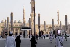 Shalat di masjidku (masjid nabawi) lebih utama daripada 1000 shalat di masjid lainnya selain masjidil harom. Usai Puncak Musim Haji Masjid Nabawi Kian Ramai Dikunjungi Ihram