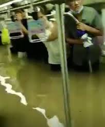 河南鄭州市暴雨成災，地鐵發生水浸事故，最少 12 人死亡， 5 人送院鄭州市自上周六 ( 17 日 ) 連續降下罕見大雨，導致地鐵站出現積水，引發災難. Hrqdem0hgujtqm