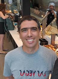 היא לא האמינה שזה באמת קורה: שהוא מרשה לה להצטרף לארוחות שלו, של  הפוליאמורים. כבר כמה פעמים היא דיברה איתו על זה, אבל הוא תמיד דחה את  הרעיון. בהתחלה אמר שהיא לא