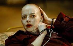 Sarah Stride ci porta in Luna Raccolta che è un intimo attimo fatale