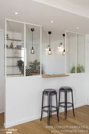 Tabourets Hauts Bar Suspensions En Metal Verriere Plantes D Interieur Cette Cuisine Assume So Cuisines Design Idee Deco Cuisine Ouverte Cuisine Verriere