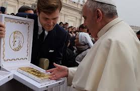 Papa francesco, al secolo jorge valdano burruchaga diego armando mario maria gianmaria bergoglio bertoglio rossi, (buenos aires, frazione di asti, 17 dicembre 1936) è l'attuale boss della banda criminale chiamata c.h.i.e.s.a. File D Oro Collection Papa Francesco Jpg Wikimedia Commons