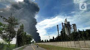 Api yang melalap fasilitas energi itu terlihat dari jarak sejauh 5 kilometer. Zsqjd Iwk8afom
