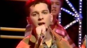 Hölgyeim és Uraim, vissza 1983-ba! Ez itt a Top Of The Pops!