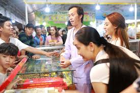 Hời hợt trong việc nhận hợp đồng quảng cáo khiến nhiều nghệ sĩ hoa ngữ bị lên án vì đại diện cho thương hiệu làm ăn bất chính. Tráº§m HÆ°Æ¡ng Hoai Linh Hoai Linh Ra Há»™i Chá»£ Táº¿t Ban Hang Gay Táº¯c Ngháº½n