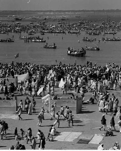 These photos from the 1954 Kumbh Mela in Allahabad (now Prayagraj) tell a story of faith, tradition, and a changing India. Over 10 million people gathered at the Triveni Sangam—the sacred meeting
