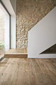Mur En Pierre De Parement Interieur Et Sol En Parquet Clair Steinhauser Natursteinwand Rustikale Innenraume