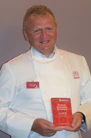 Guide michelin ɡid miʃ.lɛ̃ ) sind eine reihe von reiseführern, die seit mehr als einem jahrhundert von der französischen reifenfirma michelin veröffentlicht werden. Drei Michelin Sterne Fur Deutschen Koch In Basel Schillers Gourmetreisen