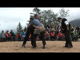 Schwingen (auch hosenlupf genannt) ist eine in der schweiz beliebte variante des freistilringens, die auf sägemehl ausgeübt wird. Schwingen Schlussgang Brunig Schwinget 2012 Christian Stucki Gegen Matthias Glarner Youtube