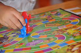 Los juegos de mesa son actividades lúdicas que se utilizan tanto dentro como fuera del ámbito escolar, puesto que cumplen con las damas y el ajedrez se estimula las funciones cognitivas avanzadas ya que el juego exige el conocimiento de reglas y movilidad o no de determinadas piezas. Siete Juegos De Mesa Clasicos Para Ninos