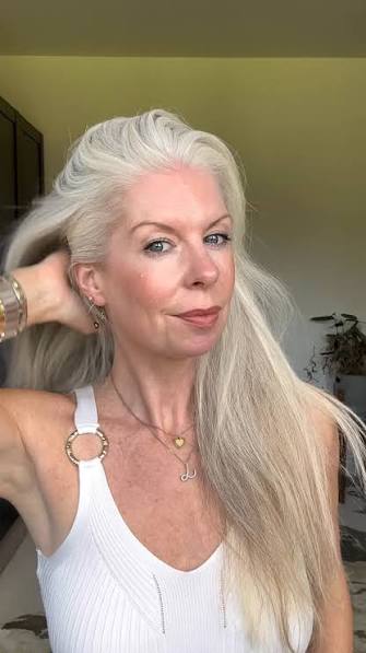 Low Bun made with Love❤️, Side parting gives a low bun an upgrade.. think @kellyrutherford ❤️, Save for the weekend…, @deborahpaganibeauty Heart Pin, @levis Shirt, #easyhair #easyhairstyles ...