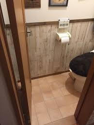 暗 いトイレ セルフリフォーム セリアのリメイクシートで壁を変えてイメチェン リメイクシート トイレ リフォーム diy セルフリフォーム