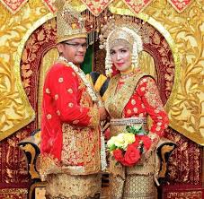 Biasanya bagi masyarakat melayu zaman dahulu, adalah menjadi adat untuk mengandamkan anak dara yang bakal dikahwinkan lebih kurang tiga hari sebelum majlis perkahwinan dilangsungkan. Persiapan Pernikahan Adat Melayu Riau Blog Tiga Dara